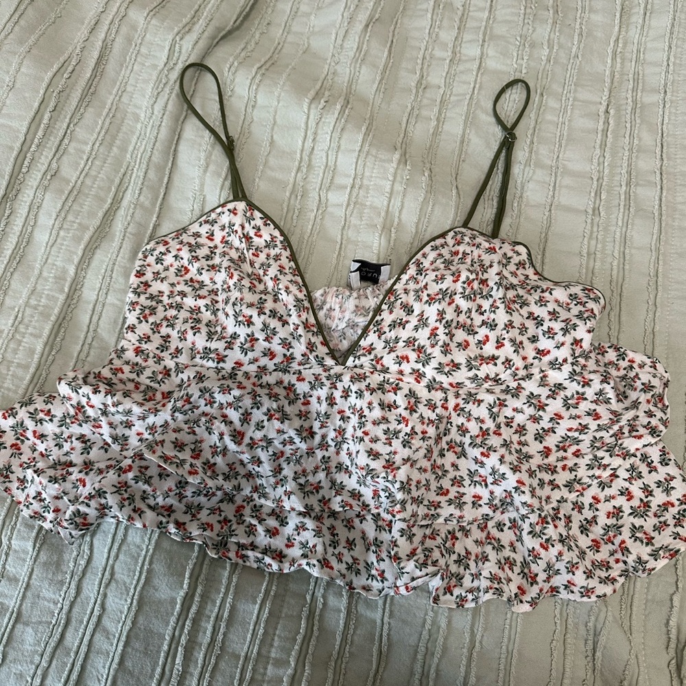 Dress Forum Floral Scalloped Crop Top